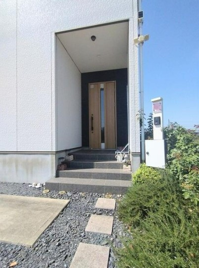 【中古】川越市大塚１丁目中古住宅の玄関|綺麗な玄関アプローチです！