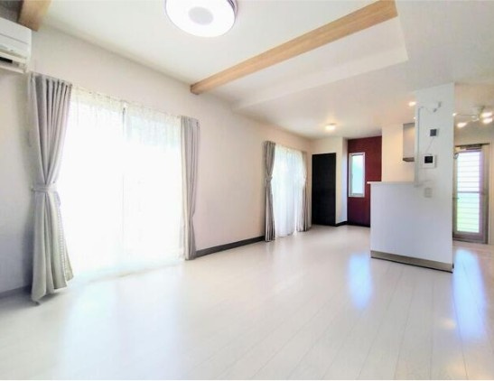 【中古】川越市大塚１丁目中古住宅の居間・リビング|１８帖の明るいLDKです！