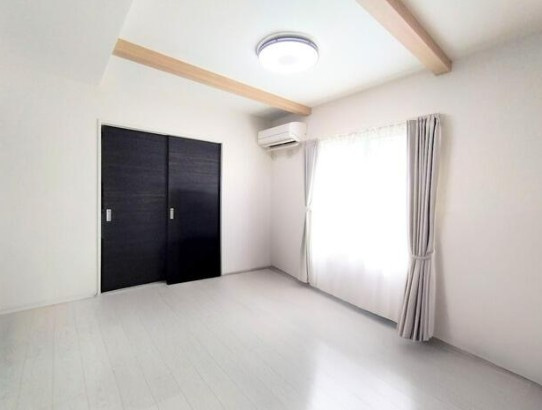 【中古】川越市大塚１丁目中古住宅の居間・リビング|リビングの扉の先は和室になり続き間で使いやすいです！