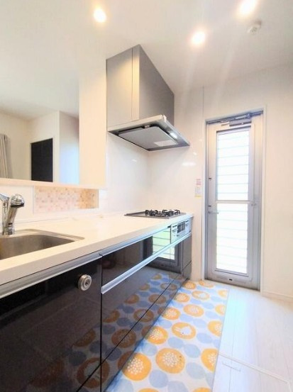 【中古】川越市大塚１丁目中古住宅のキッチン|対面式のシステムキッチンでお料理をしながらリビングを見渡せます！
勝手口付き！