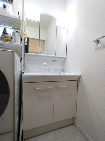 【中古】川越市大塚１丁目中古住宅の独立洗面台|朝の身支度に欠かせない洗面台です☆
