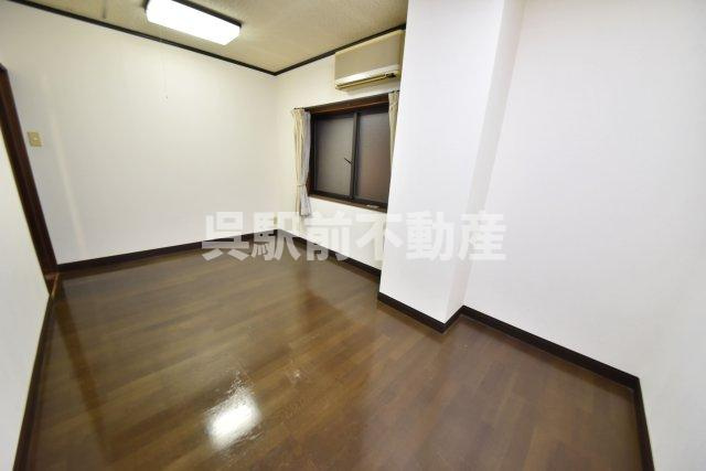 村上ビルの洋室