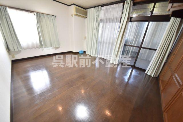 村上ビルの洋室