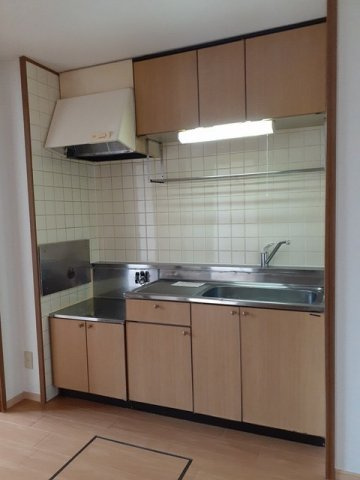 レジデンスマルヨＡのキッチン|コンパクトなキッチンで掃除もラクラク