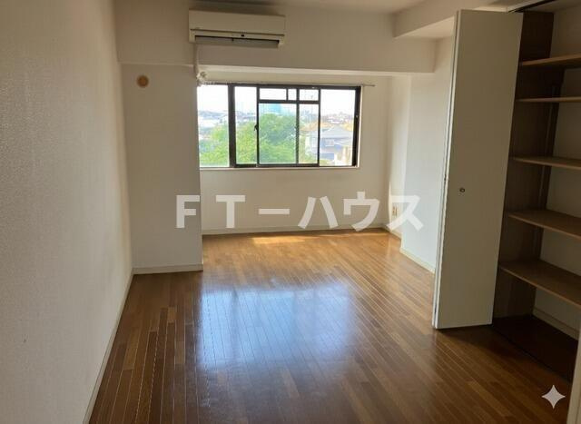 グランドパレス大久保の居間・リビング