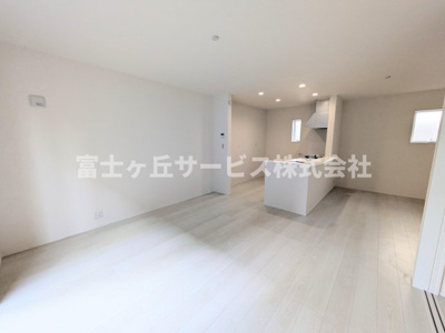 【居間・リビング】 | 豊橋市一色町字西内張 新築一戸建て 3号棟 | リビングダイニングです