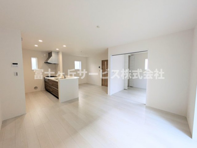 【居間・リビング】 | 豊橋市一色町字西内張 新築一戸建て 3号棟 | リビングです