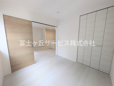 【洋室】 | 豊橋市一色町字西内張 新築一戸建て 3号棟 | リビング横の洋室です