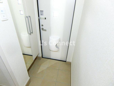 【玄関】 | ウィンベル | 背の高い下駄箱には鏡付きで身だしなみチェック。