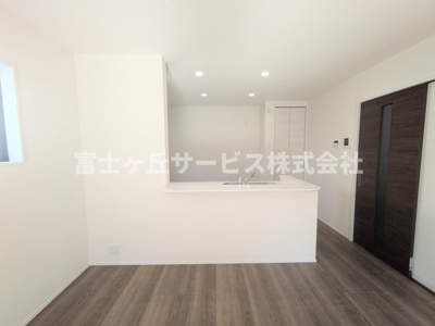 【キッチン】 | 豊橋市一色町字西内張 新築一戸建て 4号棟 | 前から見たキッチンです