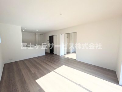 【居間・リビング】 | 豊橋市一色町字西内張 新築一戸建て 4号棟 | リビングです