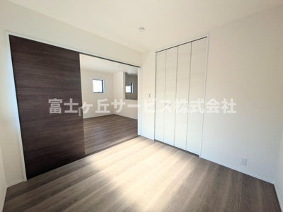 【洋室】 | 豊橋市一色町字西内張 新築一戸建て 4号棟 | リビング横の洋室です