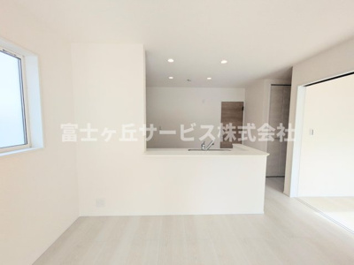 【キッチン】 | 豊橋市一色町字西内張 新築一戸建て 5号棟 | 前から見たキッチンです