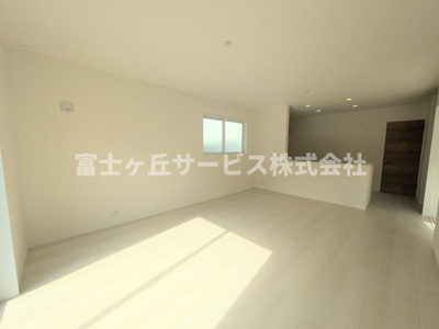 【居間・リビング】 | 豊橋市一色町字西内張 新築一戸建て 5号棟 | リビングです