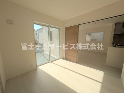 【洋室】 | 豊橋市一色町字西内張 新築一戸建て 5号棟 | リビング横の洋室です