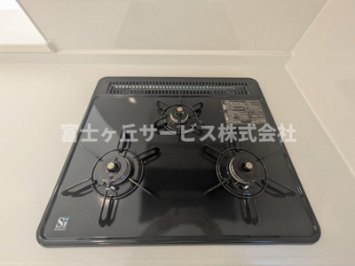 【その他】 | 豊橋市一色町字西内張 新築一戸建て 5号棟 | ３口コンロです