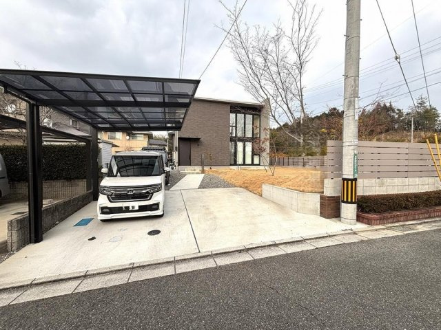 【駐車場】 | 高屋高美が丘９丁目の中古戸建て！ | 3台は駐車できるので、来客時にも十分対応できます。