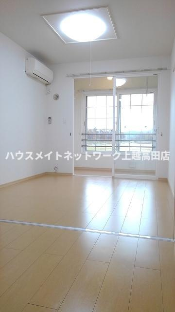 グランデ ソレイユⅡの居間・リビング|洋室