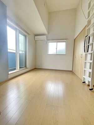 【居間・リビング】レパード板戸