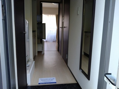 【玄関】 | レオネクストシャトル杉田Ⅵ | 姿見付き　お出かけ前の確認に♪