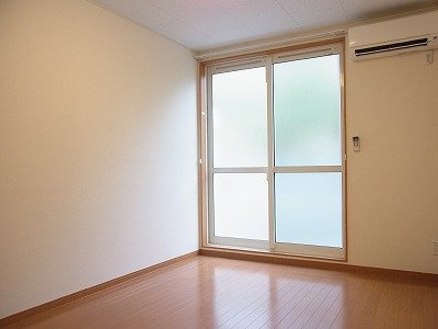 【居間・リビング】 | レオパレスフォレスト彩 | 1階フローリング仕様