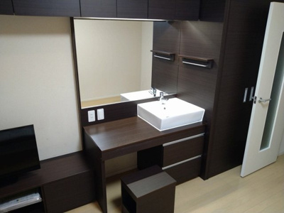 【内装】 | ミランダアンネイハイム | 独立洗面台　大きな鏡と椅子付きです♪