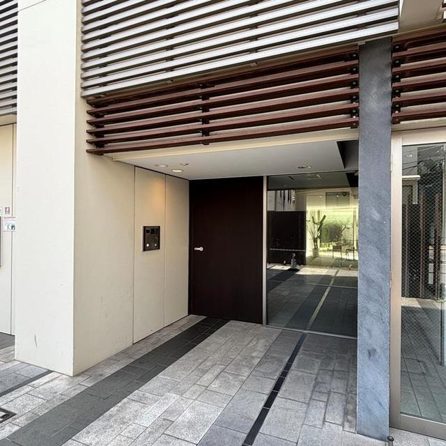 六本木エムケイアートレジデンスのエントランス