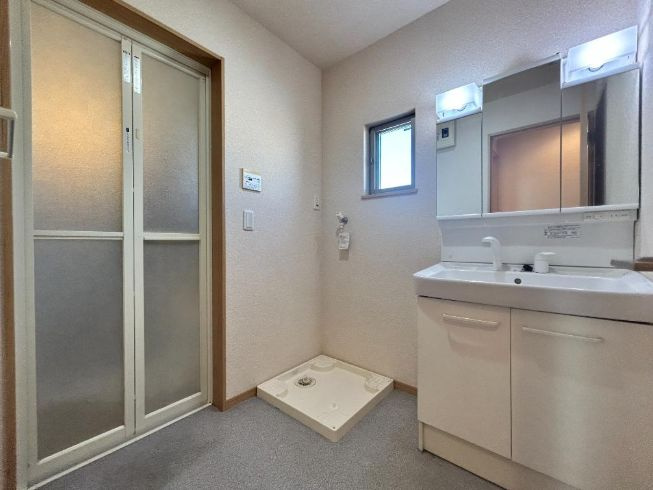 平塚市徳延　中古戸建の独立洗面台|独立洗面台、小物を置くことができて便利です