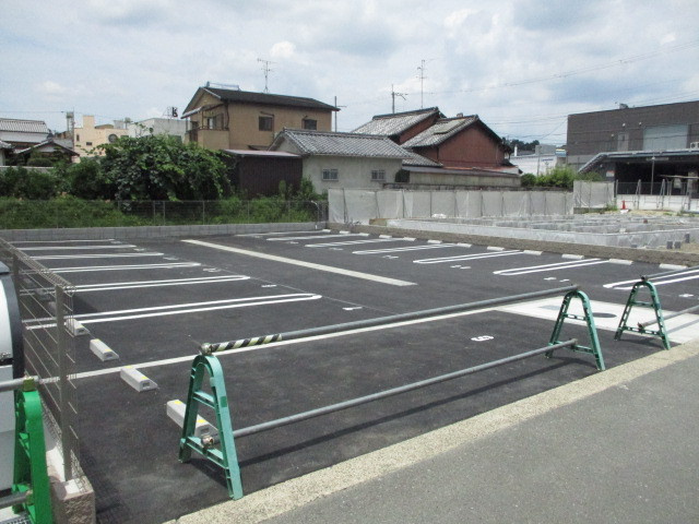 カーサ王寺の駐車場