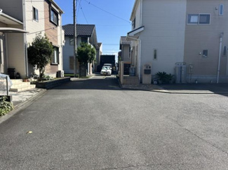 【前面道路含む現地写真】 | 前面道路は通り抜けできませんので、小さなお子様がいるご家庭も安心です。