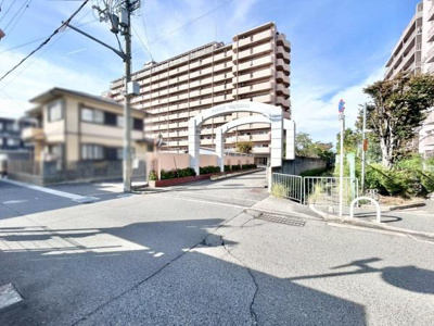 【その他】 | ふぁみーゆ松原 | ■毎週土・日・祝のご対応可能■
お忙しい方も、お仕事前やお仕事帰りなどお客様のご都合に合わせてご案内致します！キッズルーム・駐車場完備！