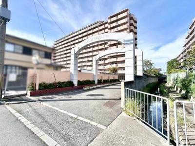 【外観】 | ふぁみーゆ松原 | 近鉄南大阪線「高見ノ里」駅が徒歩14分。通勤にも外出にもアクセス良好。家族でおでかけすることも増えそうですね♪