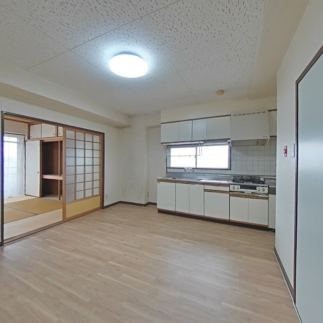 岐阜市山吹町４丁目のアパートの居間・リビング