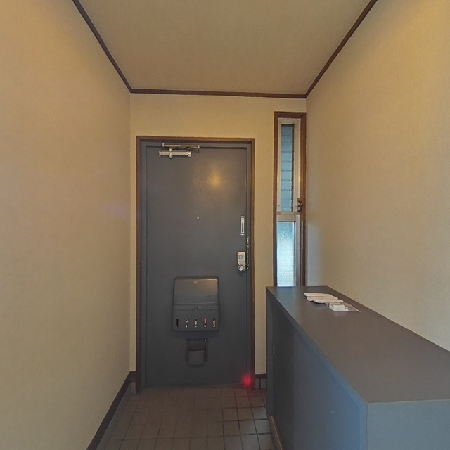 岐阜市山吹町４丁目のアパートの玄関