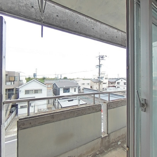 岐阜市山吹町４丁目のアパートのバルコニー