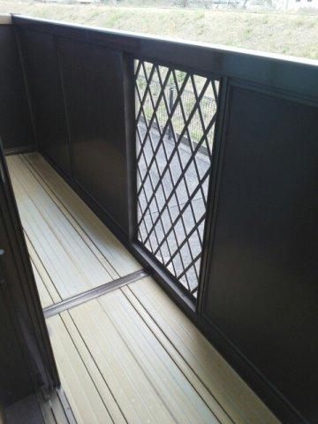 リバーサイド・ヴィラＡのバルコニー|外からの目が気にならないバルコニーで洗濯物が干せます