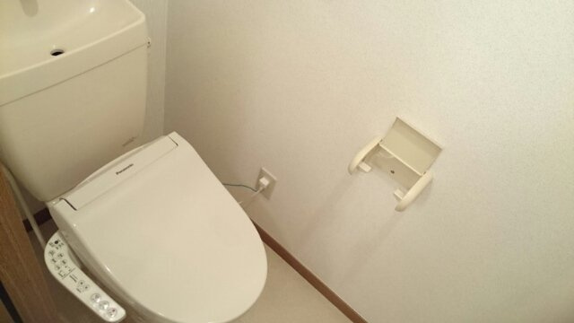 メゾンソレイユのトイレ|落ち着いた色調のトイレです