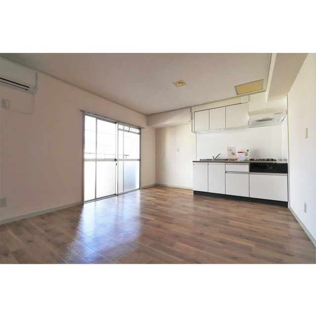 岐阜市柳津町東塚４丁目のアパートの居間・リビング