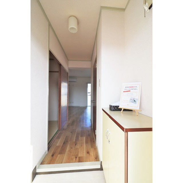 岐阜市柳津町東塚４丁目のアパートの玄関