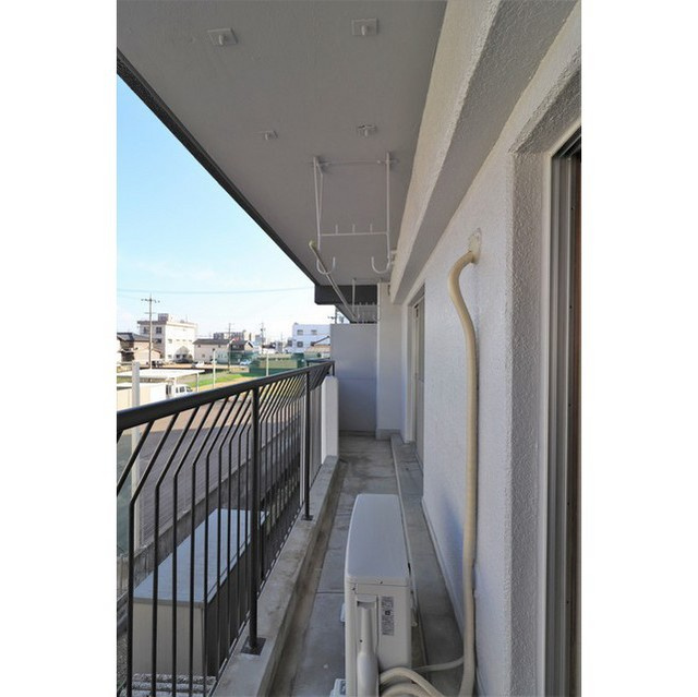 岐阜市柳津町東塚４丁目のアパートのバルコニー