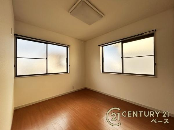 天理市二階堂上ノ庄町　一戸建の洋室|２面採光で明るいお部屋です！