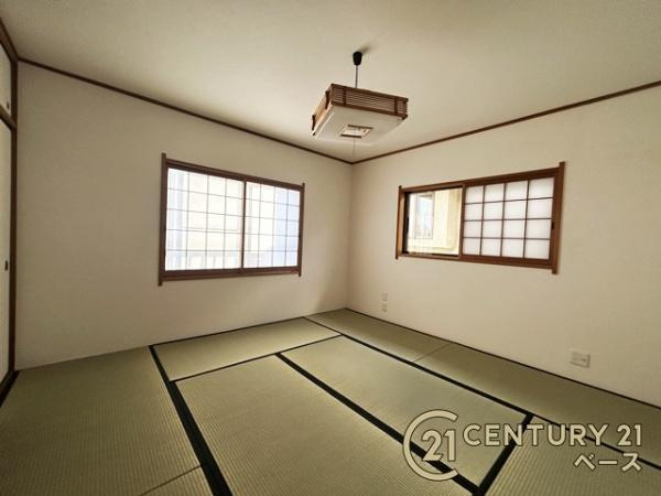 天理市二階堂上ノ庄町　一戸建の和室|２階の和室は８帖。白を基調としたお部屋です。