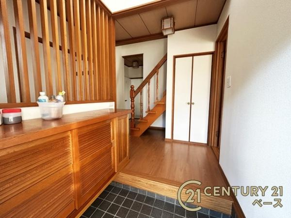 天理市二階堂上ノ庄町　一戸建の玄関|すっきりとした明るい玄関が家族やお客様を迎えてくれます！