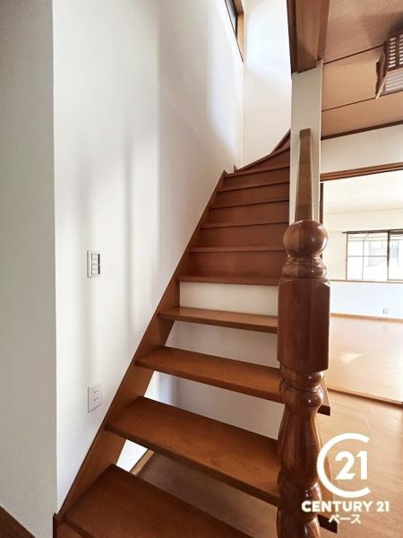 天理市二階堂上ノ庄町　一戸建の内装|こちらは階段になっております。
