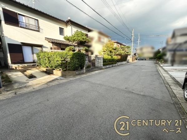 天理市二階堂上ノ庄町　一戸建の前面道路含む現地写真|道路路の高低差もなく駐車も楽々！
