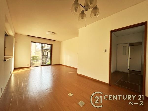 天理市二階堂上ノ庄町　一戸建の居間・リビング|開放的で明るい空間のリビングです！