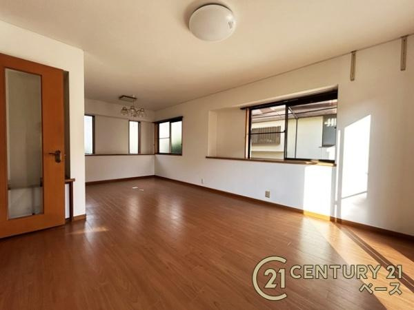 天理市二階堂上ノ庄町　一戸建の居間・リビング|ご家族でくつろいでいただける広々したリビングです！