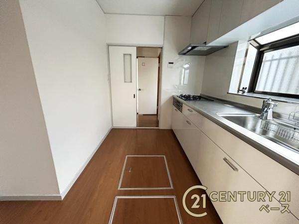 天理市二階堂上ノ庄町　一戸建のキッチン|広々キッチンで快適お料理！