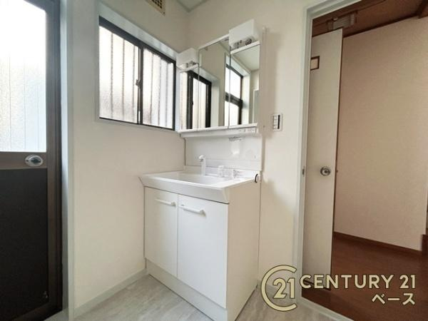 天理市二階堂上ノ庄町　一戸建の独立洗面台|リフォーム済！使い勝手の良い綺麗な洗面室です！