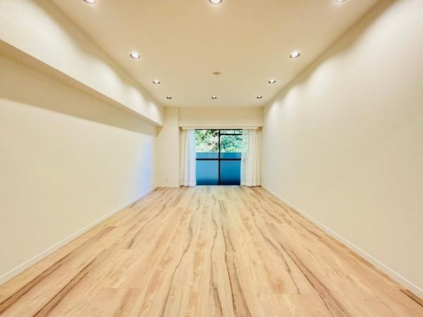 グローリア初穂湘南六浦の寝室|行く時間をゆったりと感じることができる落ちついたプライベートルーム。リビングで楽しく過ごした後はゆっくりくつ過ぎろぐ時間を満喫できます。